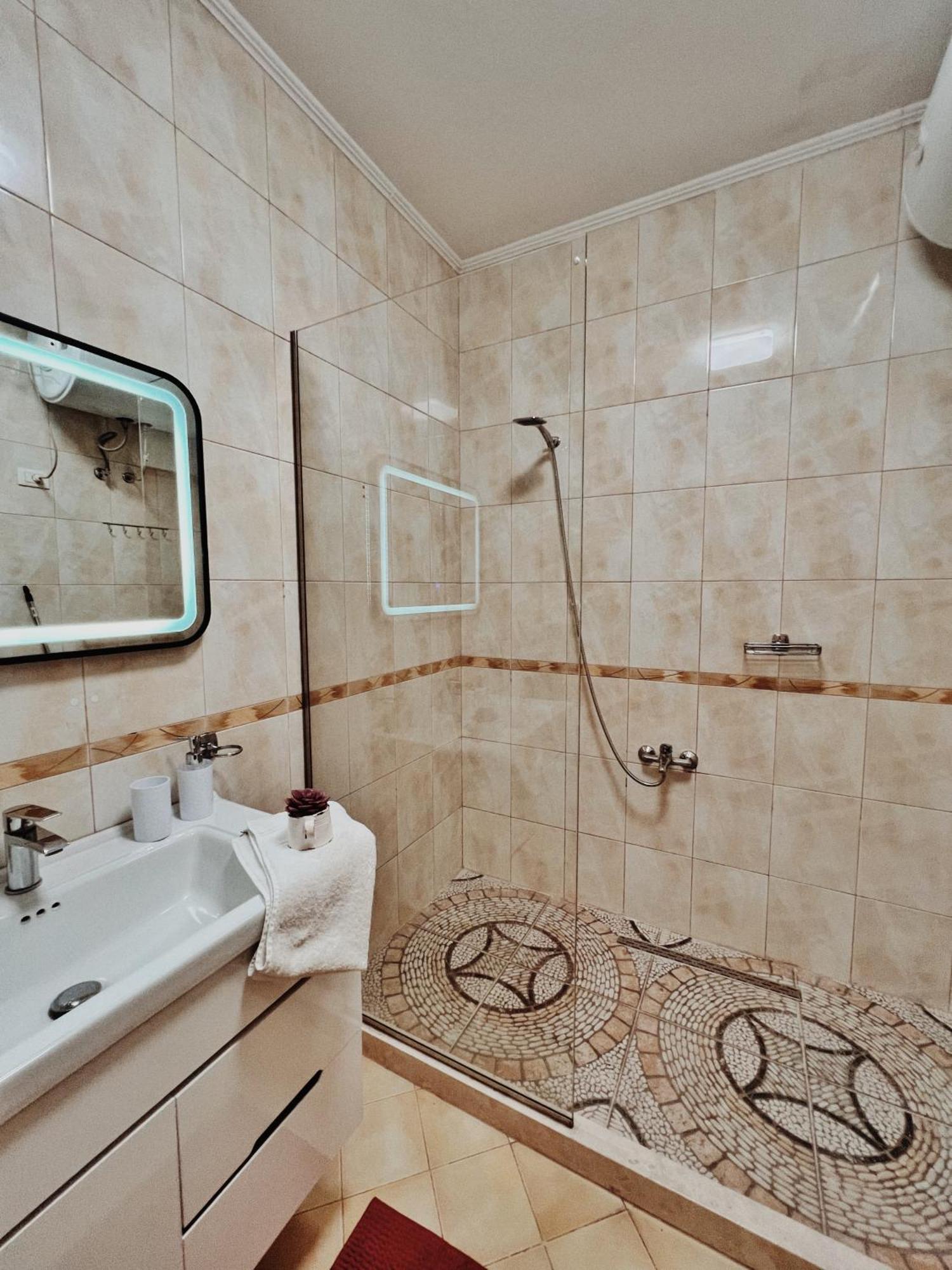 Cozy Rooftop Apartment - Your Home, Away From Home! Τίρανα Εξωτερικό φωτογραφία